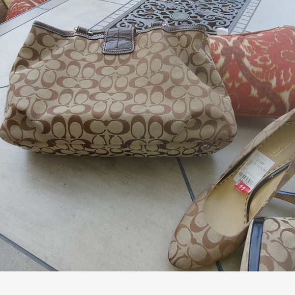 Gorgeous Coach Handbag! - Picture 2 of 7